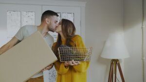 "casal organizando a rotina doméstica em casa"