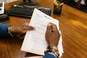 "pessoa analisando contas e documentos financeiros durante processo de divórcio"